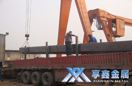 南京XX輪船金屬結構件有限公司采購的233噸冷彎焊接方矩管正在裝車